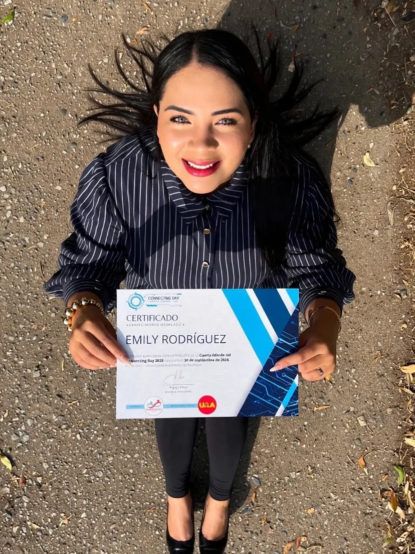 Emy Rodríguez con su certificado de panelista en Connecting Day
